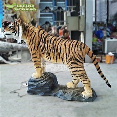 Robottigermodell i naturlig storlek